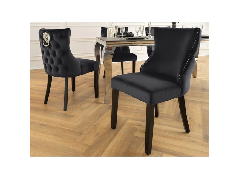 Lot de 2 chaises chesterfield regina noires en velours – dos capitonné, tête de lion argentée et pieds en bois d'hévéa - Conforama B
