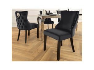Lot de 2 chaises chesterfield regina noires en velours – dos capitonné, tête de lion argentée et pieds en bois d'hévéa