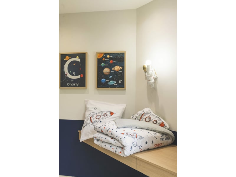  Parure de lit enfant 140 x 200 cm + 1 taie d’oreiller 100% coton imprimé galaxie 15077 - Conforama C