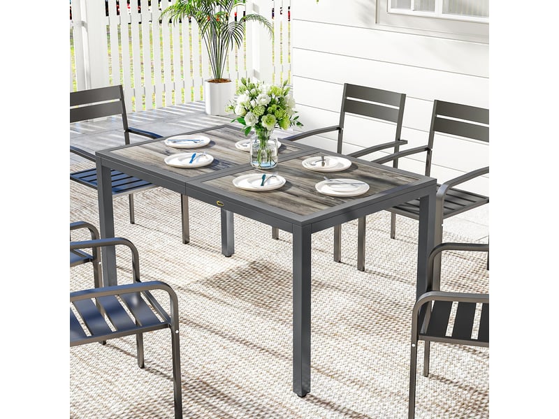  Table de jardin pour 4 à 6 personnes, table à manger extérieure avec plateau à effet bois, 140 x 80 x 72 cm, gris foncé  - Conforama D
