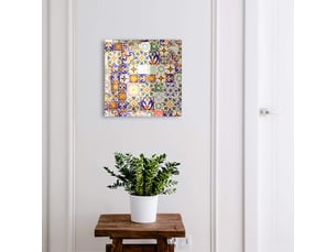 Boîte à clés murale décorative en métal et verre trempé – 30x30 cm – 50 crochets – blanche – ouverture à droite – carreaux colorés