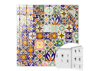Boîte à clés murale décorative en métal et verre trempé – 30x30 cm – 50 crochets – blanche – ouverture à droite – carreaux colorés