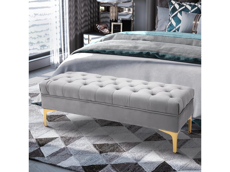  Banc banquette capitonnée pour bout de lit style classique chic dimensions 118l x 45l x 42h cm avec piètement en métal doré et velours gris clair  - Conforama B