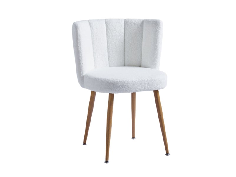  2 chaises blanches modernes – pieds tubes métal couleur bois – assise poils courts – dossier confortable – idéal salon café  - Conforama A