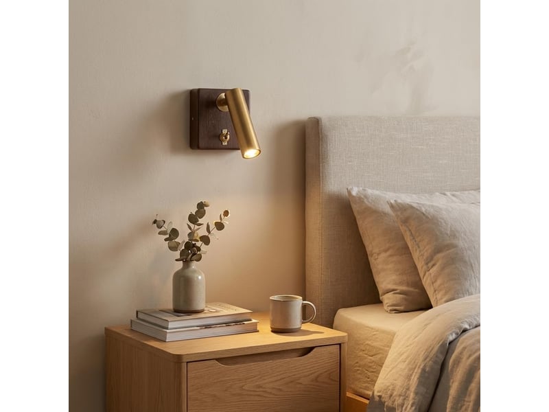  Applique murale led pour lecture 3 w 2800 k avec base carrée en bois de noyer et spot orientable doré  - Conforama D