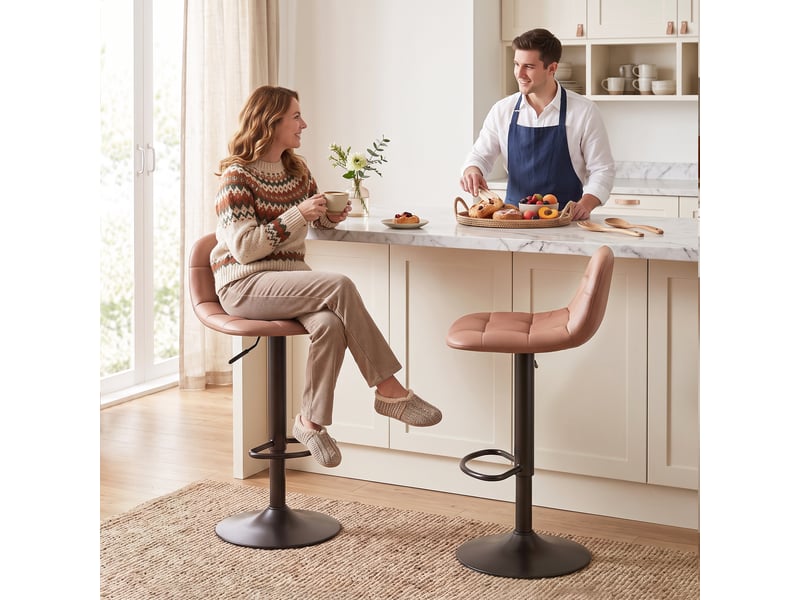  Ensemble de 2 tabourets de bar de cuisine pivotants à 360° et réglables en hauteur, avec repose-pieds et revêtement en similicuir.  - Conforama C