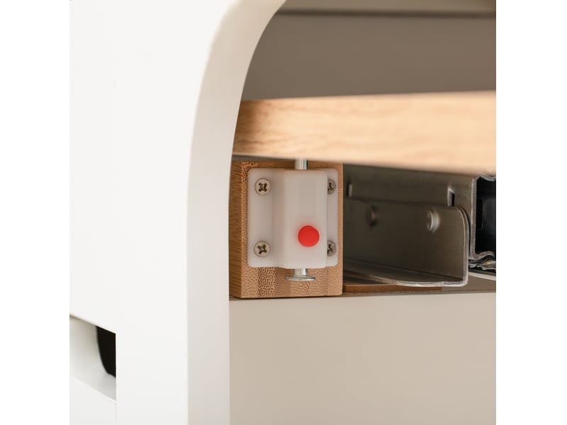  Desserte de cuisine extensible 80x55x93 cm, de couleur blanche, avec roulettes, portes en verre et prises, en mdf  - Conforama E