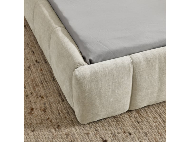  Lit enfant 90x200 cm – chenille beige, cadre fer et bois d’eucalyptus, matelassage carré, montage facile – sans matelas  - Conforama E