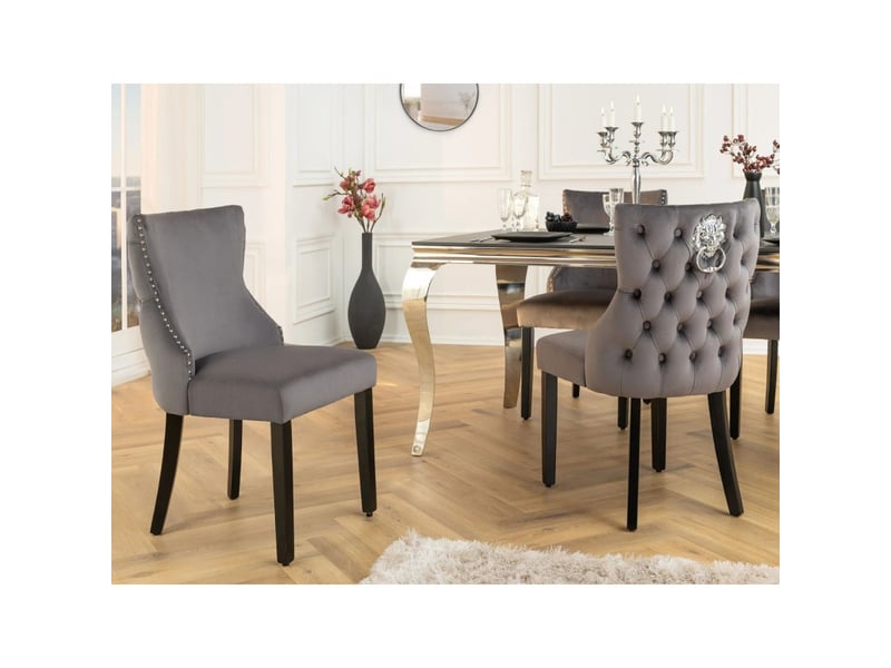  Lot de 2 chaises regina gris anthracite en velours – dos capitonné, tête de lion argentée et pieds noirs  - Conforama D