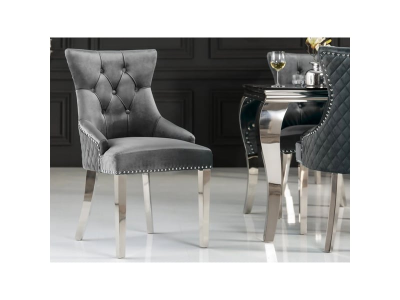  Lot de 2 chaises chesterfield regina grises en velours matelassé – tête de lion argentée, clous décoratifs et pieds en acier  - Conforama D