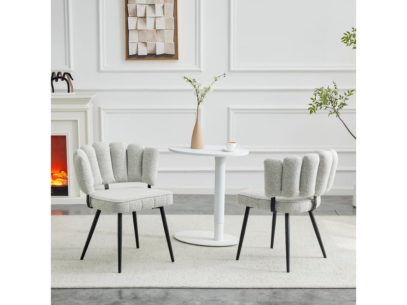 Lot de 2 chaises de salle à manger gris clair, dossier fleur et pieds noirs - Conforama D