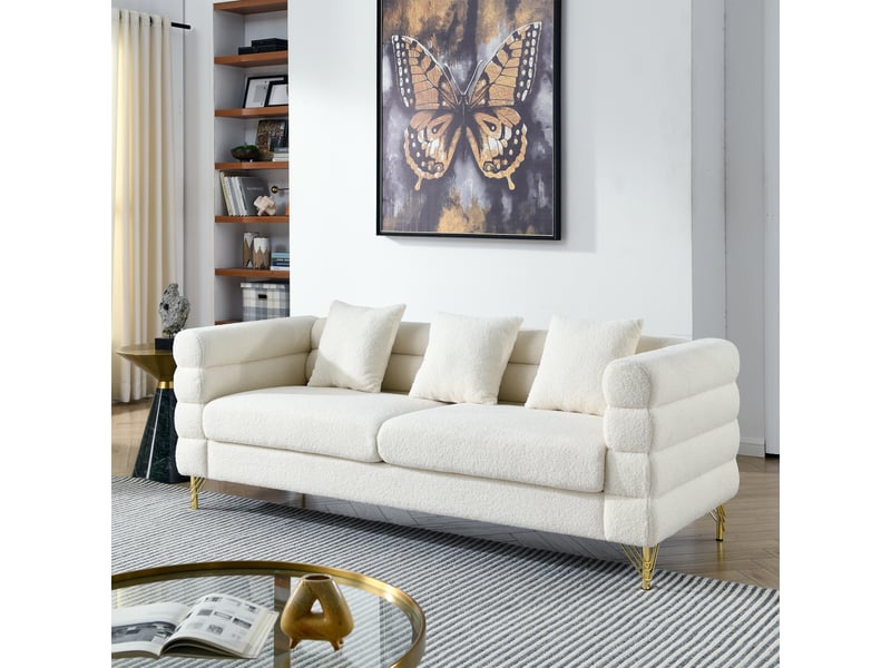 Canapé 3 places style nuage en tissu teddy blanc, dossier ondulé, accoudoirs courbes, pieds métal doré, coussins décoratifs et assise à ressorts - Conforama C