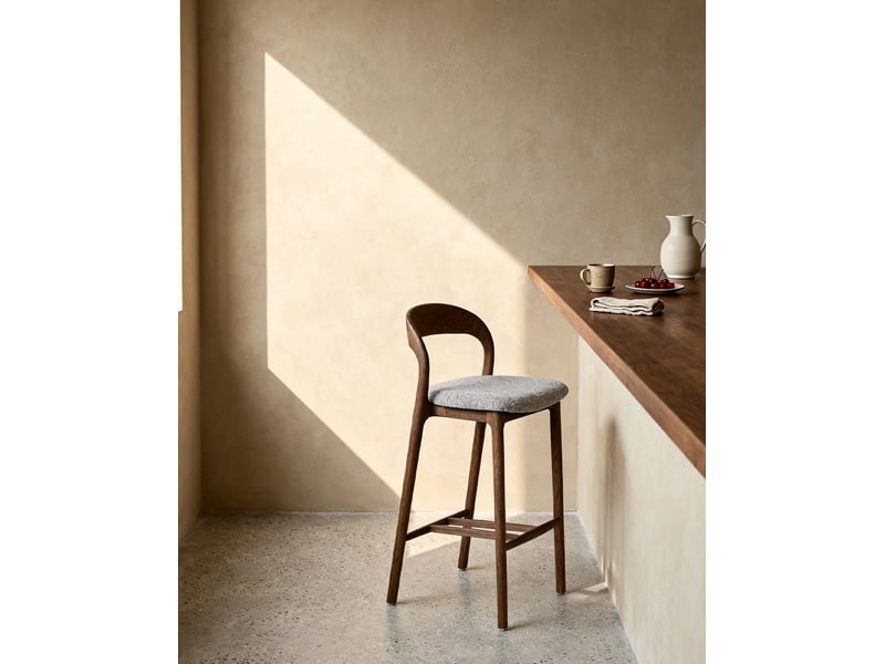  Tabouret de bar avec dossier incurvé, assise rembourrée et repose-pieds en bois et tissu noyer et gris clair  - Conforama B