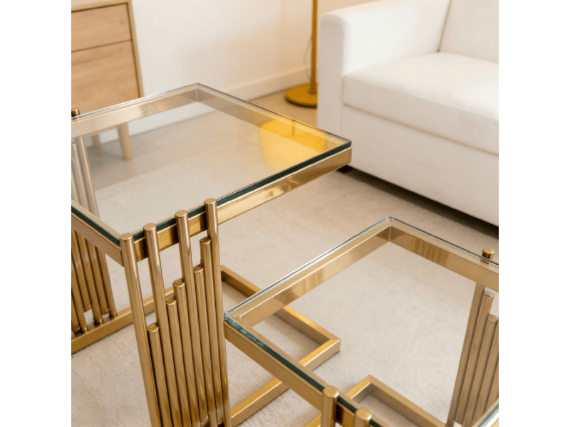 Ensemble de 2 tables d'appoint carrées modernes en verre trempé clair, pieds dorés en inox - salon, chambre, balcon - Conforama D