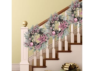 Lot de 2 couronnes de noël roses 50 cm avec lumières led, boules, pommes de pin et baies, décoration porte intérieur extérieur