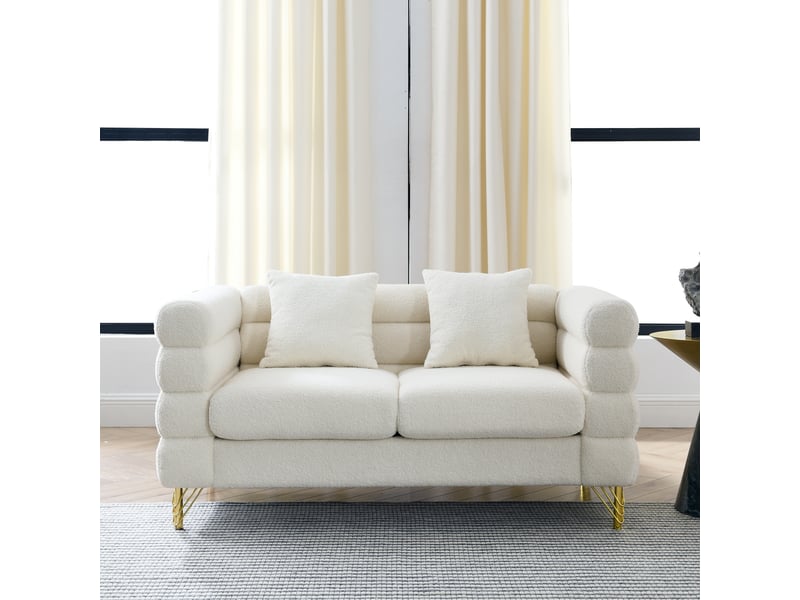 Canapé 2 places style nuage en teddy blanc, dossier ondulé multicouche, accoudoirs courbes, pieds dorés, coussins assortis, mousse et ressorts - Conforama C