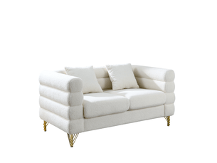 Canapé 2 places style nuage en teddy blanc, dossier ondulé multicouche, accoudoirs courbes, pieds dorés, coussins assortis, mousse et ressorts