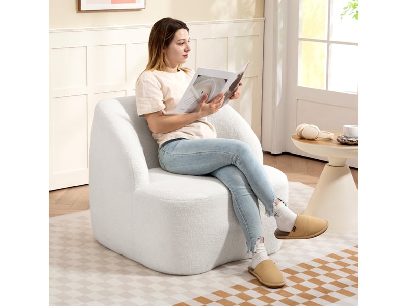  Fauteuil rembourré à dossier épais, base antidérapante et design incurvé en polyester blanc crème  - Conforama D