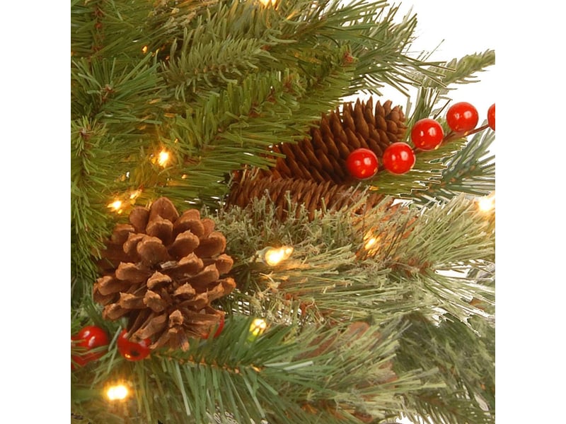  Couronne de noël lumineuse 50 cm, sapin artificiel avec pommes de pin, baies rouges et minuterie  - Conforama D