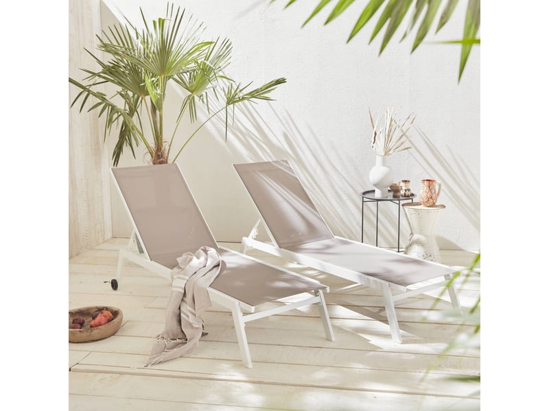Lot de 2 bains de soleil elsa en aluminium blanc et textilène taupe. Transats multi positions avec roulettes - Conforama B