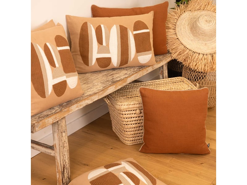  Coussin brodé motif galets de plage 45x45 cm  - Conforama B