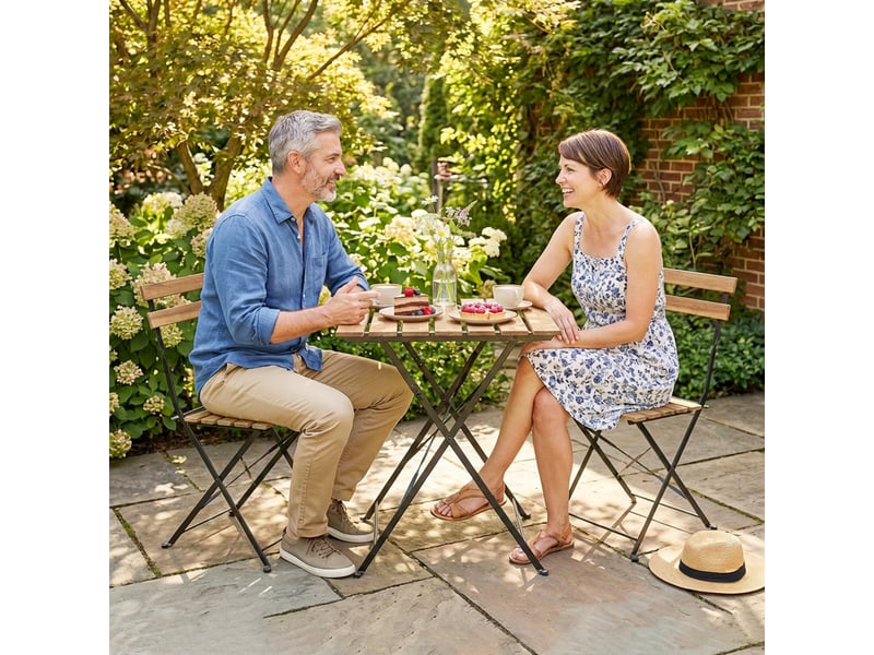 Ensemble de salon de jardin bistrot 3 pièces, 2 chaises pliantes, table carrée en bois d'acacia, 55x55x71cm, naturel - Conforama D