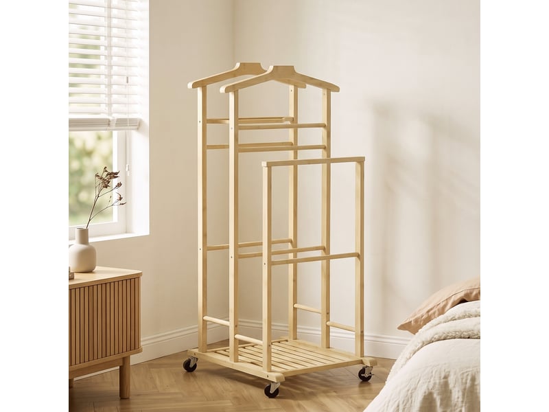Valet de chambre à roulettes, portant à vêtements en bambou, cintres, barres de suspension, chêne, plateau et étagère - Conforama A