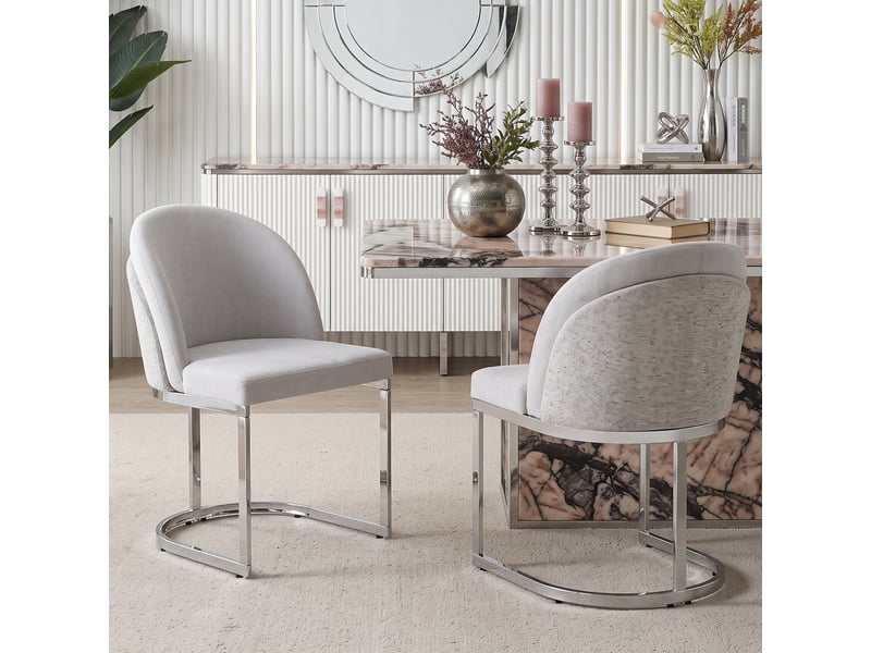  Chaises de salle à manger lot de 2 à double dossier  - pieds métal argenté, chenille gris clair et argent  - Conforama B