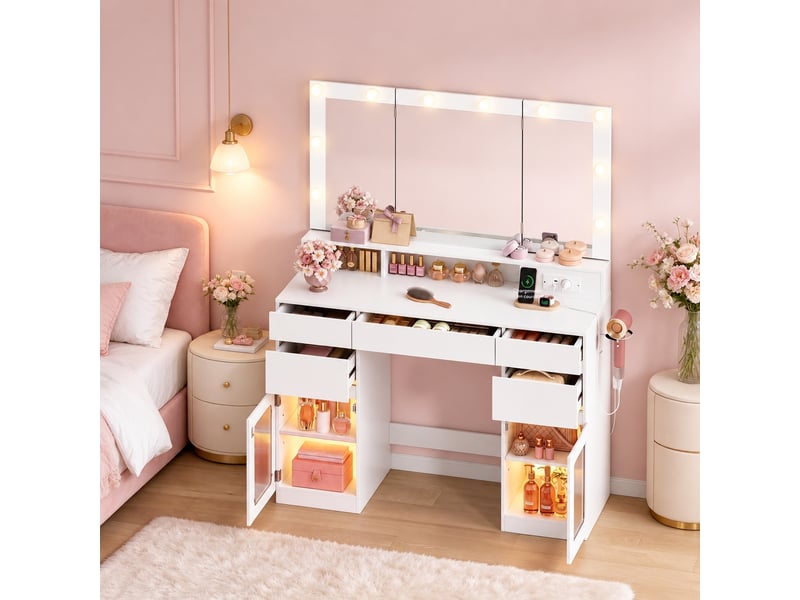  Coiffeuse blanche de 104 x 40 x 144 cm en panneaux de particules et verre, avec inserts de portes en acrylique semi-transparent. Miroir à 10 ampoules led, 5 tiroirs, 2 placards et station de charge intégrée.  - Conforama B