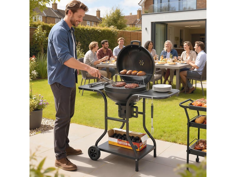  Barbecue fumoir à charbon de bois avec tablettes latérales, couvercle, thermomètre et roulettes, 129 x 63,5 x 106,5 cm  - Conforama C