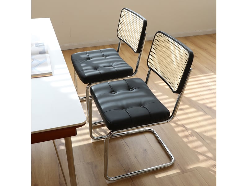  Lot de 2 chaises de salle à manger en similicuir noir avec piètement chromé et dossier en rotin  - Conforama C