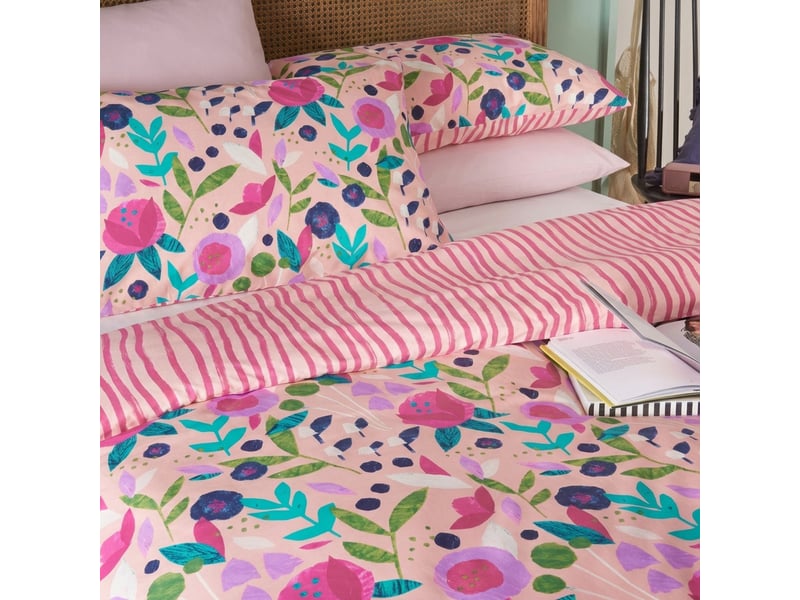  Parure de lit 220x240 cm percale de coton floral collage rose - kate merritt PD25541 - Conforama B