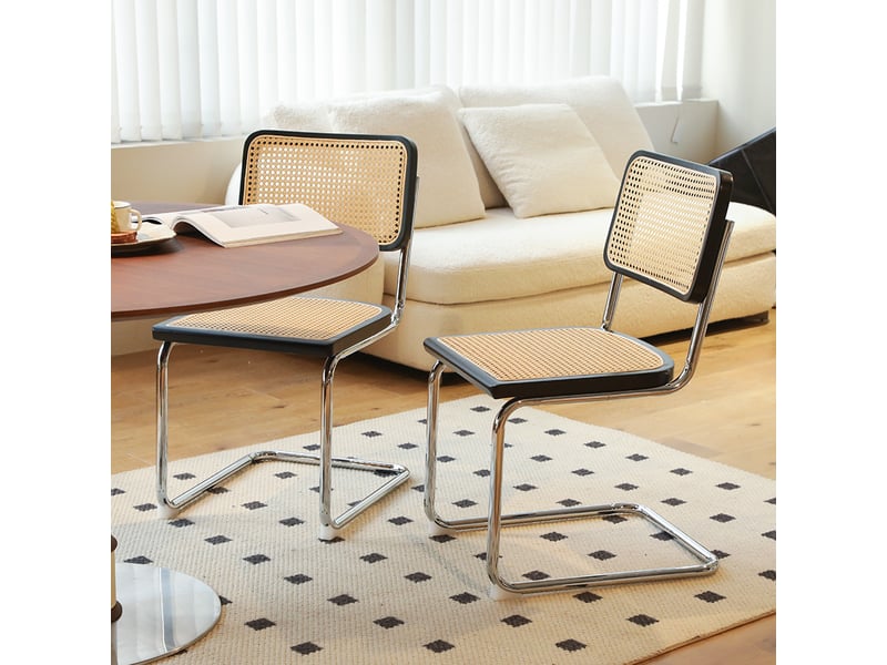  Lot de 2 chaises de salle à manger cantilever 53x46,4x84,6 cm, dossier en cannage rotin, assise rembourrée, piètement chromé, noir et bois  - Conforama D
